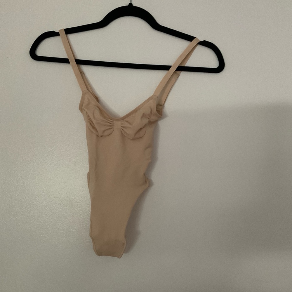 Skims thong bodysuit XXS Firm price !